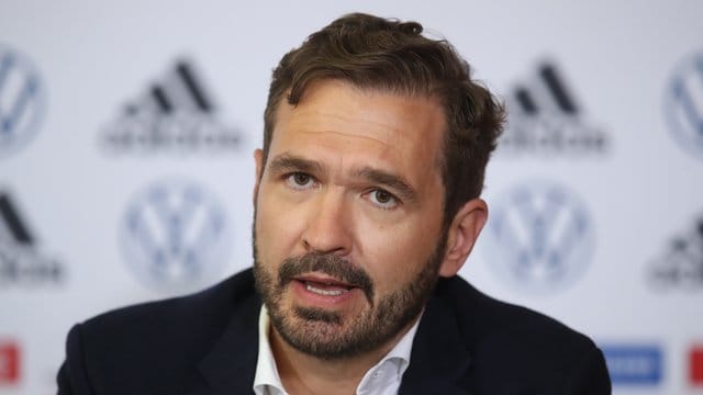 Fehlt offenbar bei der DFB-Präsidiumssitzung: Generalsekretär Präsidiumssitzung Friedrich Curtius. Fehlt offenbar bei der DFB-Präsidiumssitzung: Generalsekretär Präsidiumssitzung Friedrich Curtius.