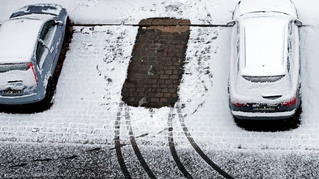 Zarte Zeichen zeugen im Schnee vom gelungenen Aufbruch: Wer bei eiskalten Temperaturen problemlos starten will, braucht eine fitte Batterie.