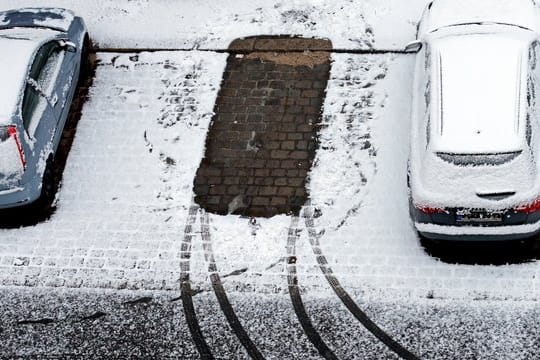 Zarte Zeichen zeugen im Schnee vom gelungenen Aufbruch: Wer bei eiskalten Temperaturen problemlos starten will, braucht eine fitte Batterie.