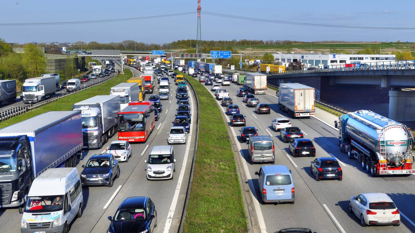 Stau auf der Autobahn A1 in Hamburg (Symbolbild): Am Wochenende müssen sich Autofahrer wegen einer Vollsperrung auf Staus einstellen.