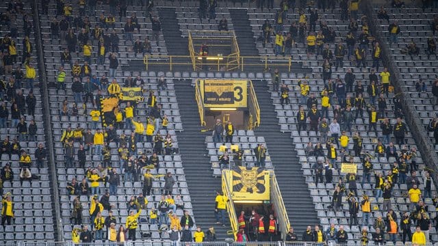 Beim Revierderby zwischen Borussia Dortmund und dem FC Schalke 04 sind nur 300 Zuschauer zugelassen. Beim Revierderby zwischen Borussia Dortmund und dem FC Schalke 04 sind nur 300 Zuschauer zugelassen.