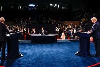 Joe Biden und Donald Trump auf der Bühne in Nashville: Bei ihrem letzten TV-Duell vor der US-Wahl nahmen es beide mit der Wahrheit nicht so genau.