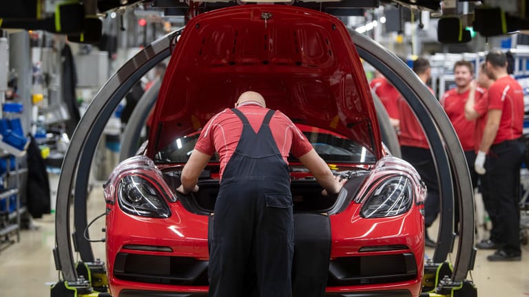Fahrzeug-Montage bei Porsche (Symbolbild): Die deutsche Industrie warnt eindringlich vor einem neuen Lockdown.