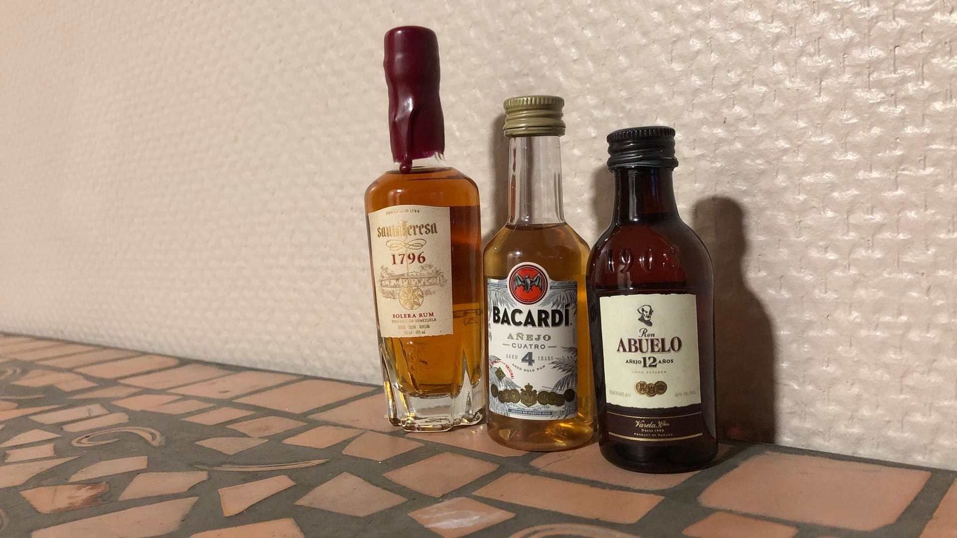 Von links nach rechts: Santa Teresa 1796, BACARDÍ Añejo Cuatro Rum und RON ABUELO 12 Años.