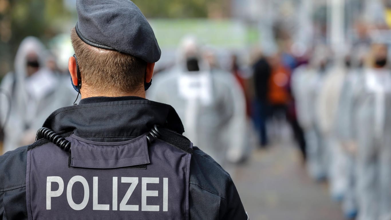 Polizist bei einer Demo (Symbolbild): In Nürnberg wurde ein Polizist bei einer spontanen Demonstration verletzt.