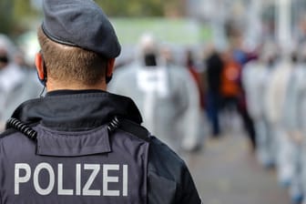 Polizist bei einer Demo (Symbolbild): In Nürnberg wurde ein Polizist bei einer spontanen Demonstration verletzt.