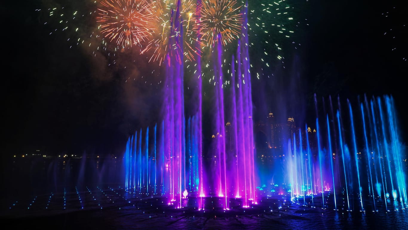 Dubai: Der größte Brunnen der Welt hat über 3.000 Lichter eingebaut und kann das Wasser über hundert Meter emporschießen.