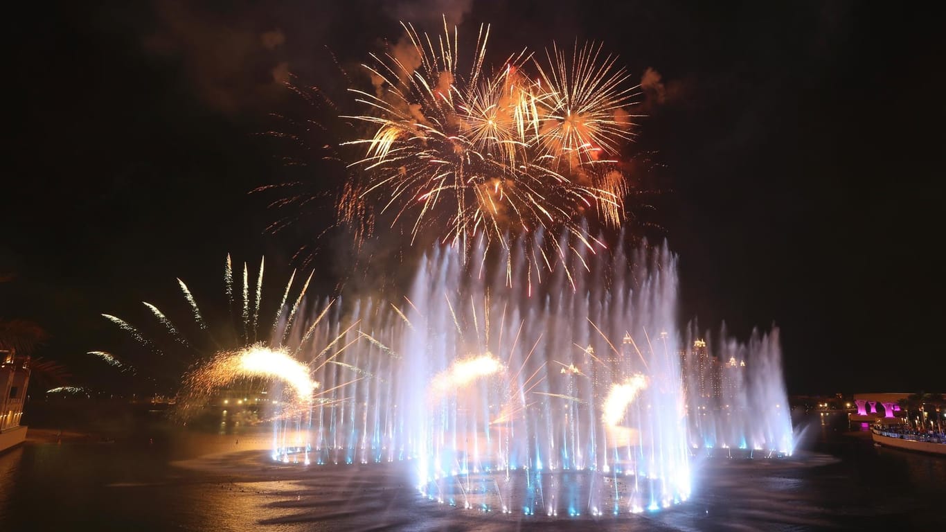 Dubai: Ein atemberaubendes Feuerwerk wurde zur Eröffnung des offiziell größten Brunnen der Welt verschossen.