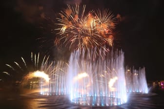 Dubai: Ein atemberaubendes Feuerwerk wurde zur Eröffnung des offiziell größten Brunnen der Welt verschossen.