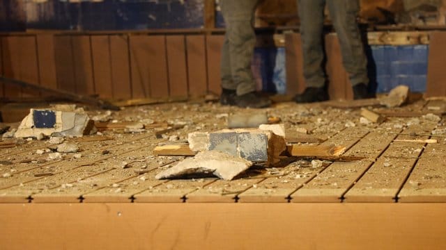 Isreaelische Polizisten stehen nach einem Raketenangriff aus dem Gazastreifen neben einer beschädigten Mauer. Isreaelische Polizisten stehen nach einem Raketenangriff aus dem Gazastreifen neben einer beschädigten Mauer.