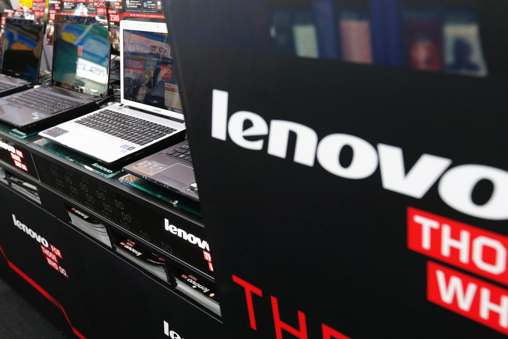 Lenovo Notebooks in einem Elektronikmarkt: In Deutschland dürfen die Geräte vorübergehend nicht verkauft werden.