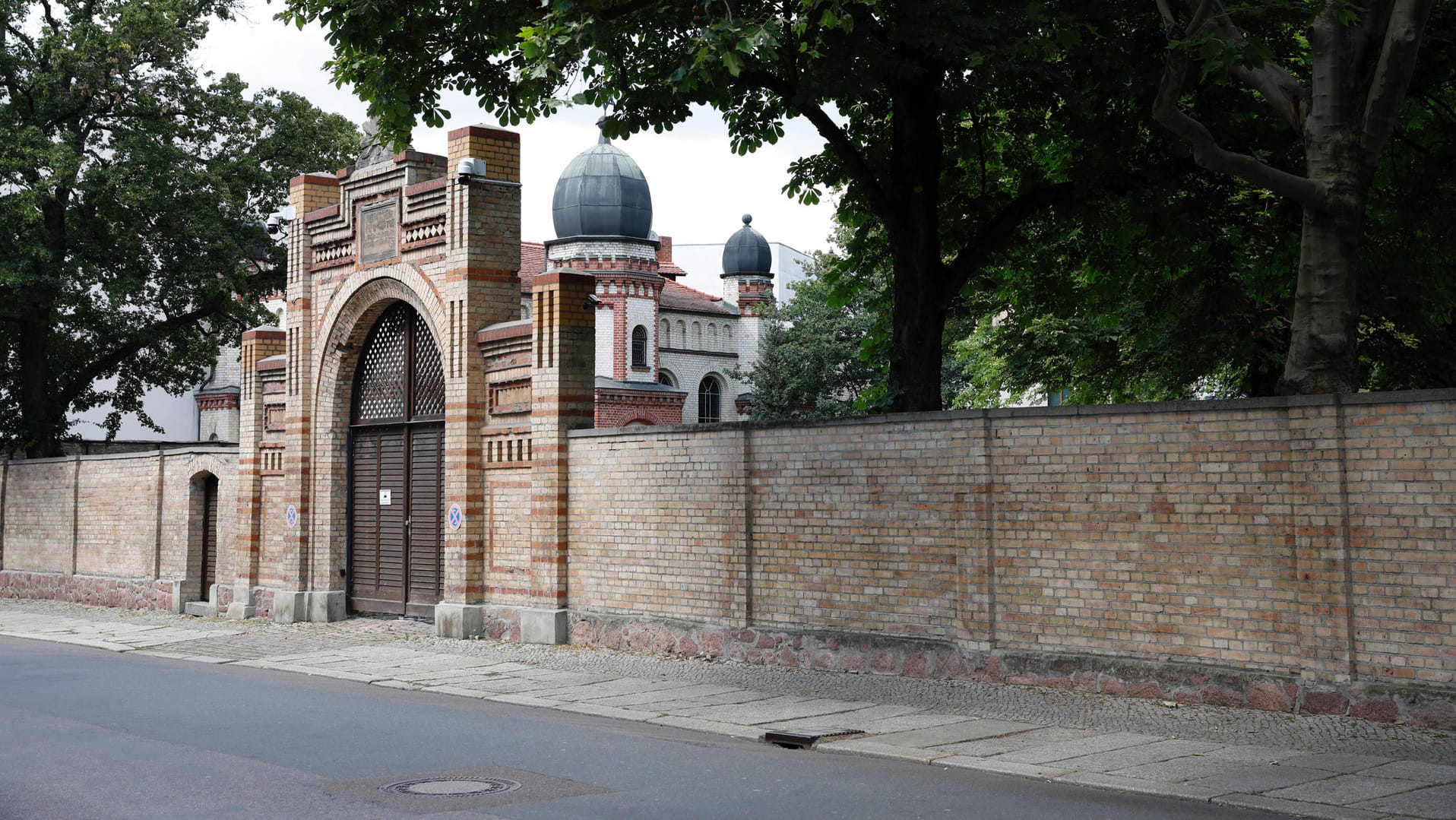 Die Synagoge von Halle: 2019 versuchte hier ein Attentäter einzudringen. Er tötete zwei Menschen. Jetzt wurde ein anderes Gebäude der jüdischen Gemeinde erneut beschmiert.