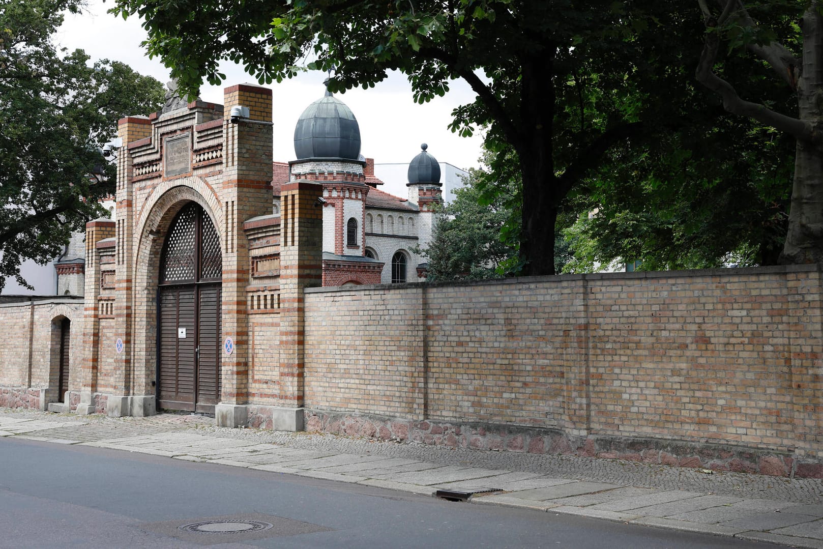 Die Synagoge von Halle: 2019 versuchte hier ein Attentäter einzudringen. Er tötete zwei Menschen. Jetzt wurde ein anderes Gebäude der jüdischen Gemeinde erneut beschmiert.