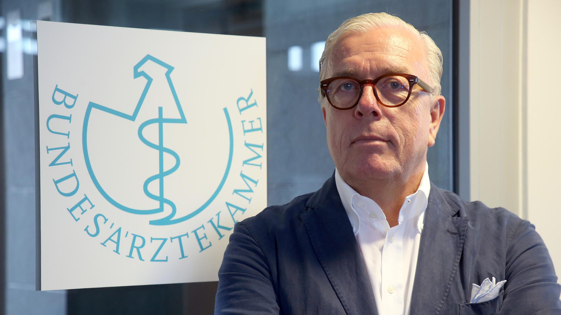 Klaus Reinhardt: Aus Sicht des Ärztekammerpräsidenten bieten Masken im Alltag keinen Corona-Schutz.