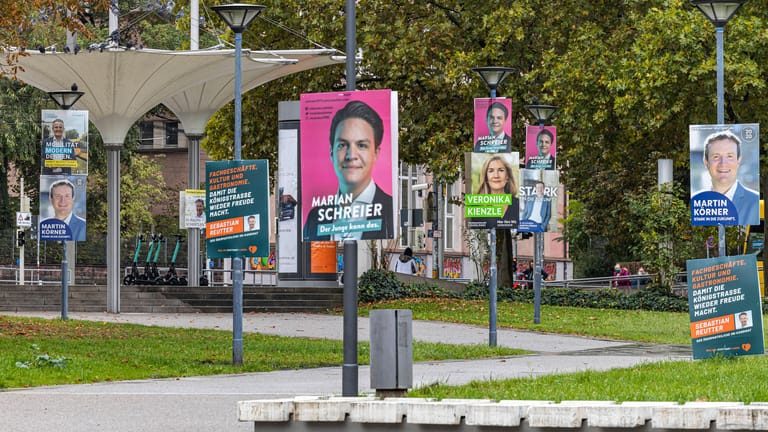 Wahlplakate hängen in Stuttgart: Am 8. November 2020 wählt die Stadt einen neuen Oberbürgermeister.
