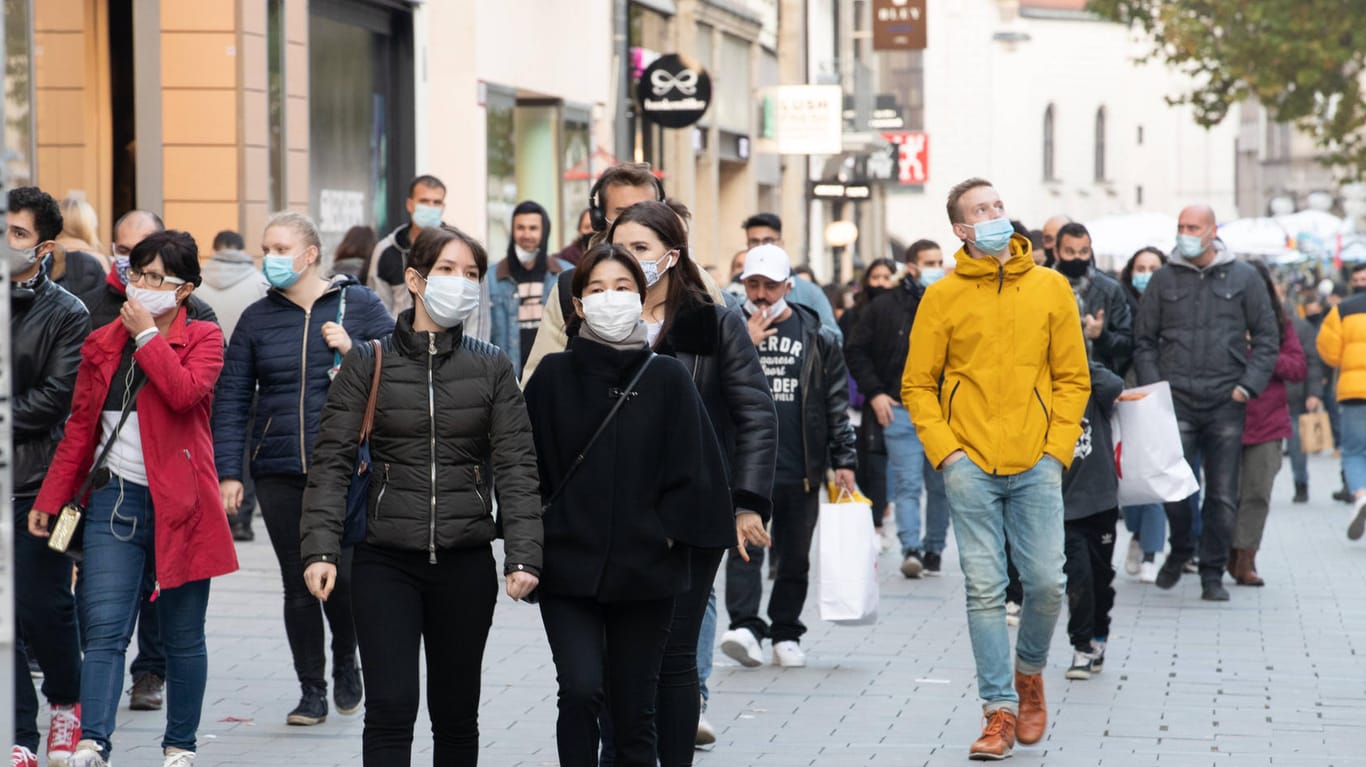 Maskenpflicht: Sie gilt bundesweit in Geschäften und öffentlichen Verkehrsmitteln – in einigen Städten sogar auf bestimmten Plätzen und in Fußgängerzonen.