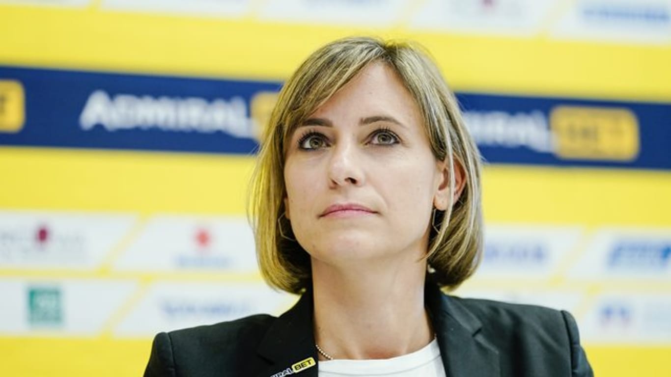 Jennifer Kettemann, Geschäftsführerin der Rhein-Neckar Löwen, sitzt in der Trainingshalle.