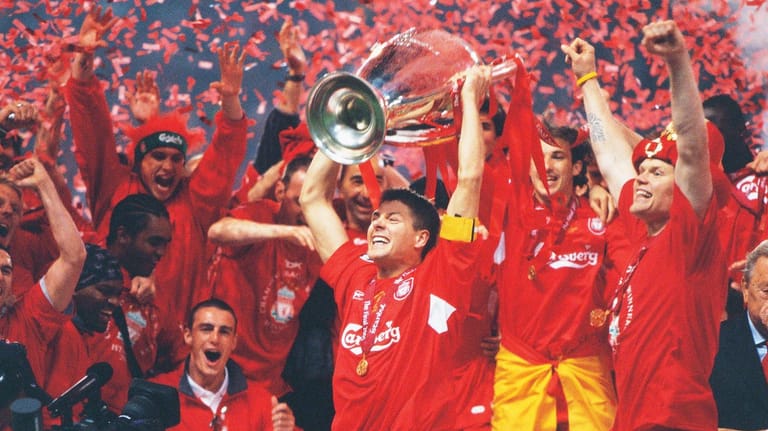 Der erst 25-jährige Liverpool-Kapitän Steven Gerrard stemmt den Henkelpott in den Istanbuler Nachthimmel. Das Endspiel gegen den AC Mailand gilt als eines der besten der Europapokal-Geschichte.
