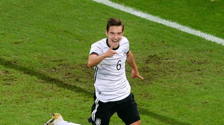 Florian Neuhaus bejubelt seinen Treffer zum zwischenzeitlichen 2:1 gegen die Türkei.