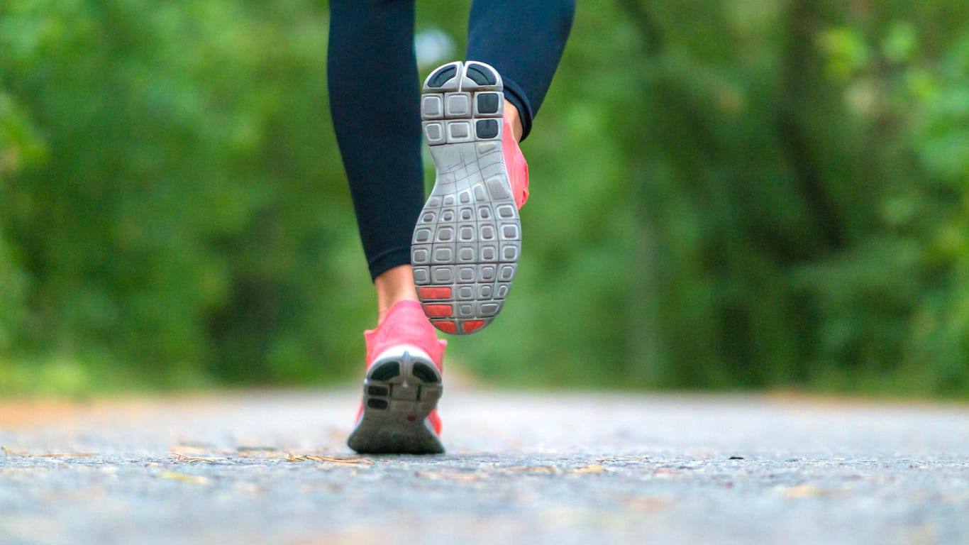 Laufen: Wenn Sie bereits vor dem Training Schmerzen verspüren, sollten Sie lieber eine Pause einlegen.