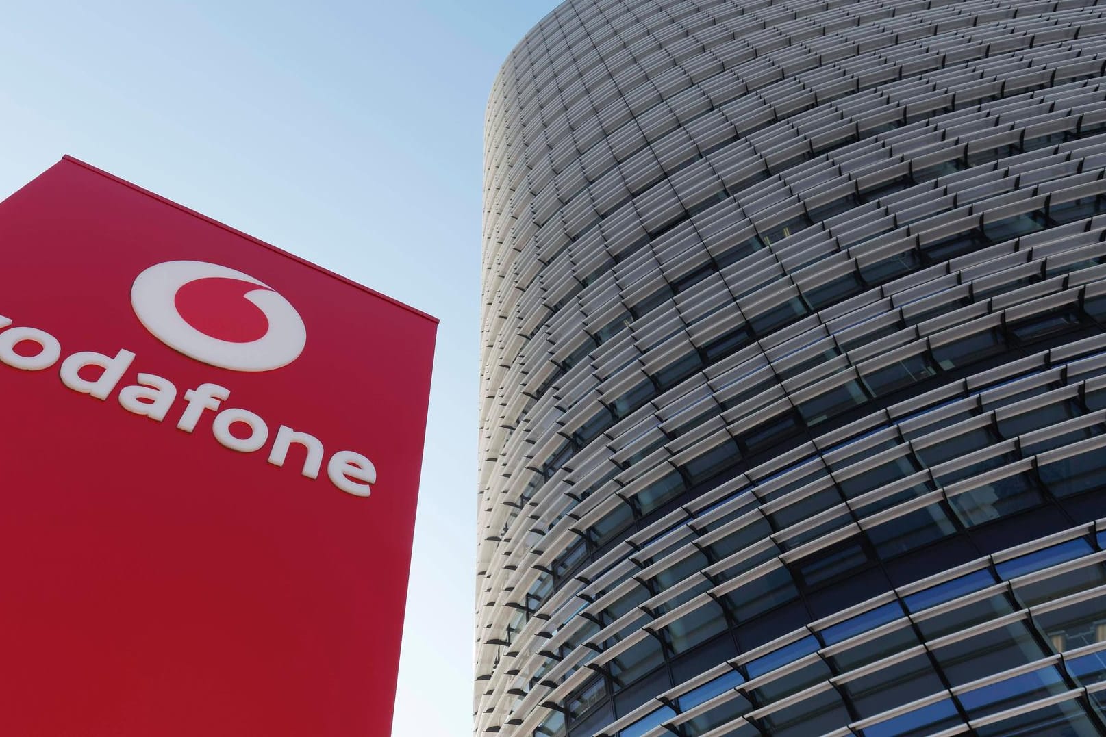 Vodafone-Zentrale: Der Provider nimmt einen Kombi-Tarif für Mobilfunk und Festnetz in sein Angebot auf.