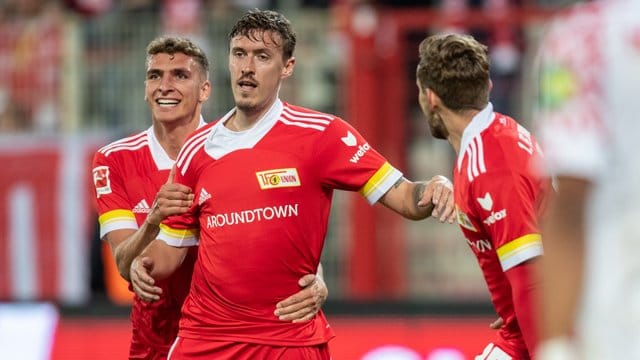 Stürmer Max Kruse trifft mit dem 1. Stürmer Max Kruse trifft mit dem 1.