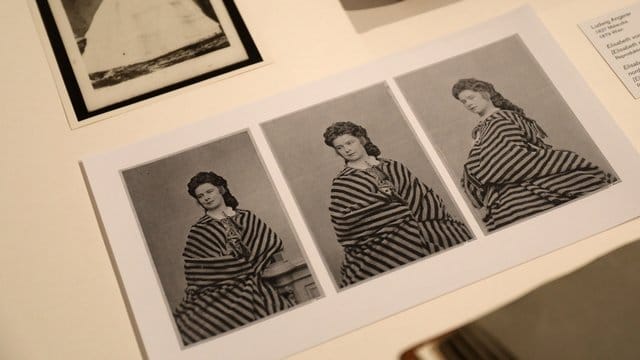 Die Ausstellung "Sisi privat" in Köln zeigt die persönlichen Fotoalben der österreichischen Kaiserin. Die Ausstellung "Sisi privat" in Köln zeigt die persönlichen Fotoalben der österreichischen Kaiserin.