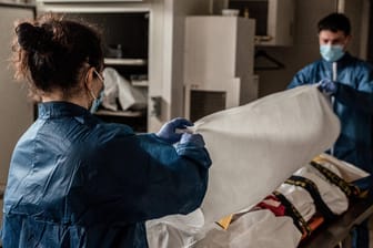 Bestatter kümmern sich in Frankreich um ein Corona-Opfer (Archivbild): Schweizer Forscher haben an Covid-19 gestorbene Menschen untersucht.