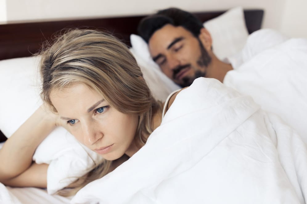 Paar im Bett: Apps sollen bei sexuellen Problemen in der Beziehung helfen.