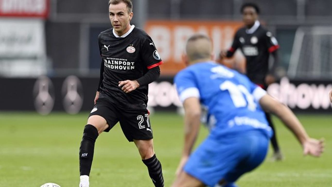 Eindhovens Neuzugang Mario Götze (l) läuft im Dribbling den Gegenspieler an.