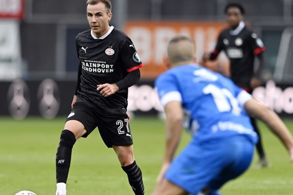 Eindhovens Neuzugang Mario Götze (l) läuft im Dribbling den Gegenspieler an.