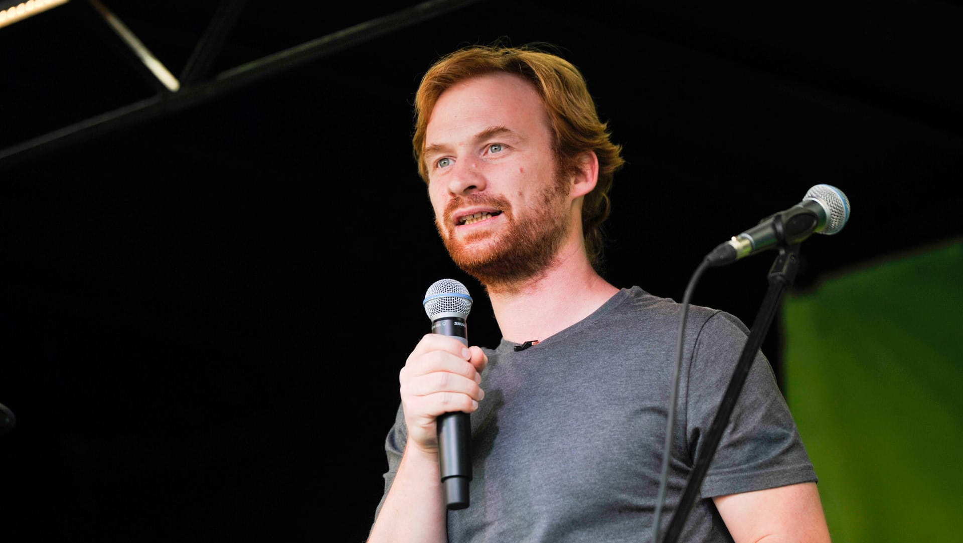 Hannes Rockenbauch spricht auf einer Montagsdemo gegen "Stuttgart 21": Im Wahlkampf fordert er einen kostenlosen Nahverkehr.