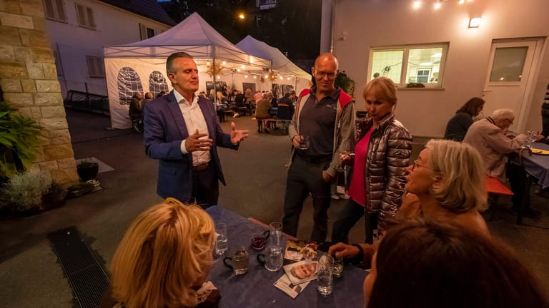 Der Stuttgarter Oberbürgermeisterkandidat Frank Nopper macht Wahlkampf im Sonnenbesen in Obertürkheim: Mit ihm an der Stadtspitze könnte Stuttgart in die Höhe wachsen.