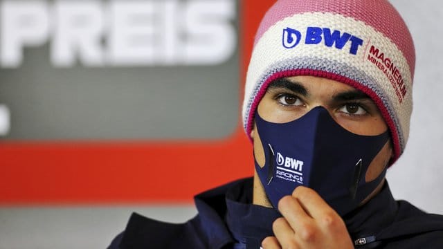 Lance Stroll aus Kanada vom Team Racing-Point nimmt mit Mund-Nasen-Schutz an einer Pressekonferenz teil.