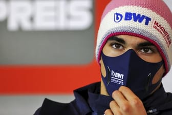 Lance Stroll aus Kanada vom Team Racing-Point nimmt mit Mund-Nasen-Schutz an einer Pressekonferenz teil.