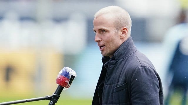 Hoffenheims Trainer Sebastian Hoeneß steht im Stadion.
