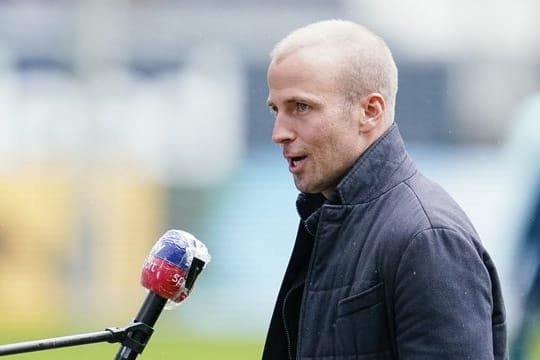 Hoffenheims Trainer Sebastian Hoeneß steht im Stadion.