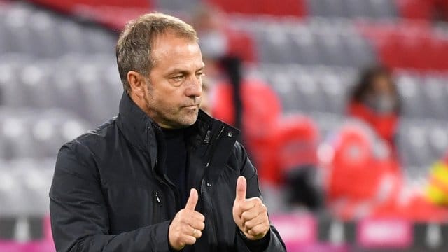 Münchens Trainer Hansi Flick zeigt beide Daumen nach oben.