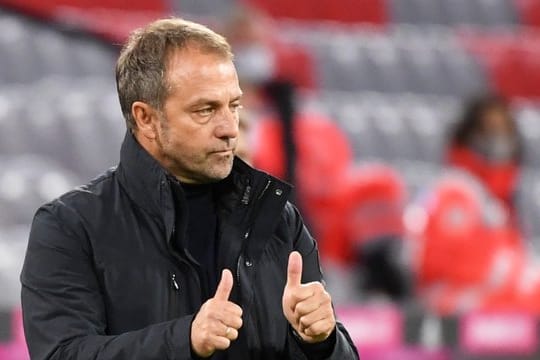 Münchens Trainer Hansi Flick zeigt beide Daumen nach oben.