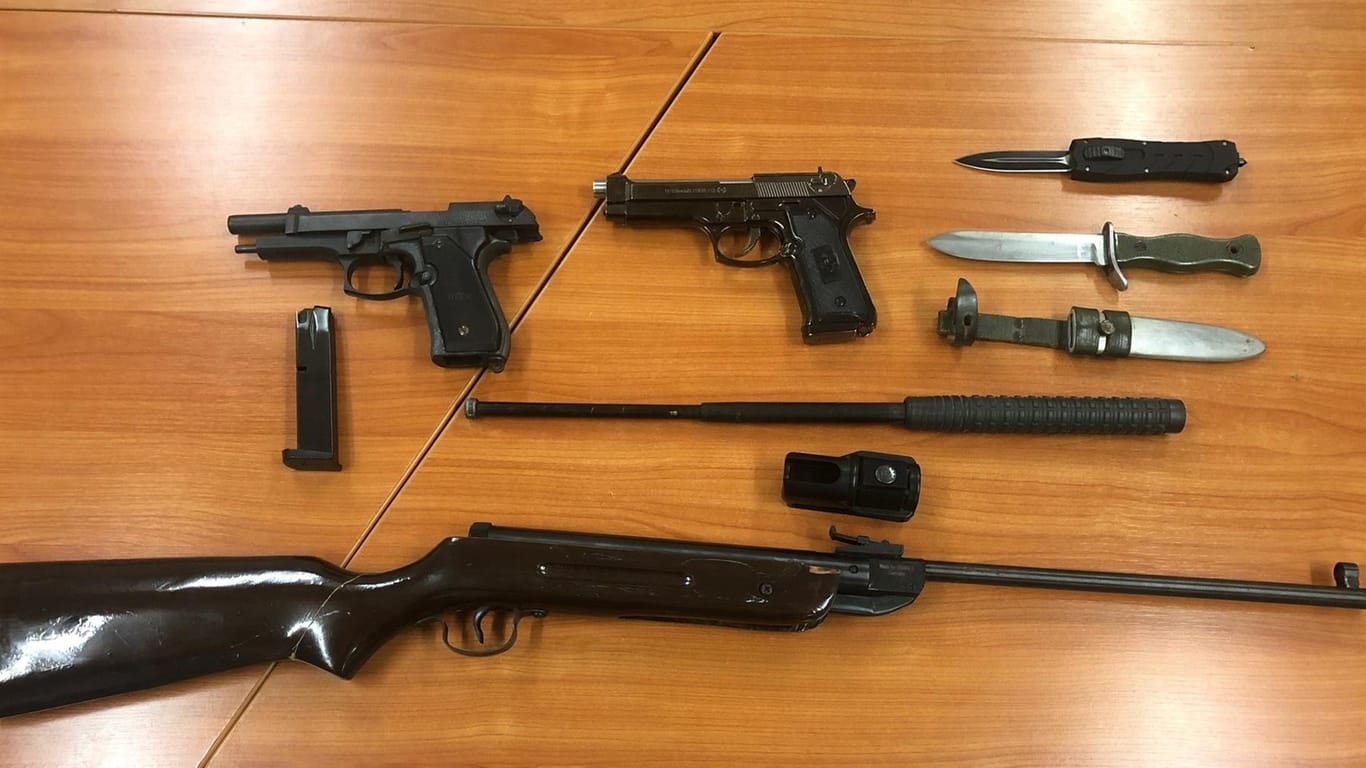 Pistolen, Messer und mehr: Diese Waffen stellte die Polizei nach einer Wohnungsdurchsuchung sicher.