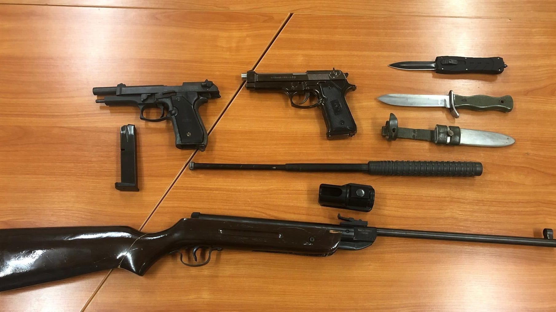 Pistolen, Messer und mehr: Diese Waffen stellte die Polizei nach einer Wohnungsdurchsuchung sicher. Pistolen, Messer und mehr: Diese Waffen stellte die Polizei nach einer Wohnungsdurchsuchung sicher.
