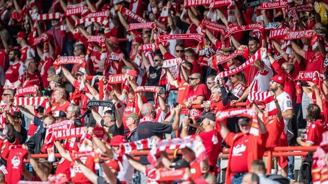 Trotz eines drastischen Anstiegs der Infektionszahlen in Berlin darf der 1. Trotz eines drastischen Anstiegs der Infektionszahlen in Berlin darf der 1.