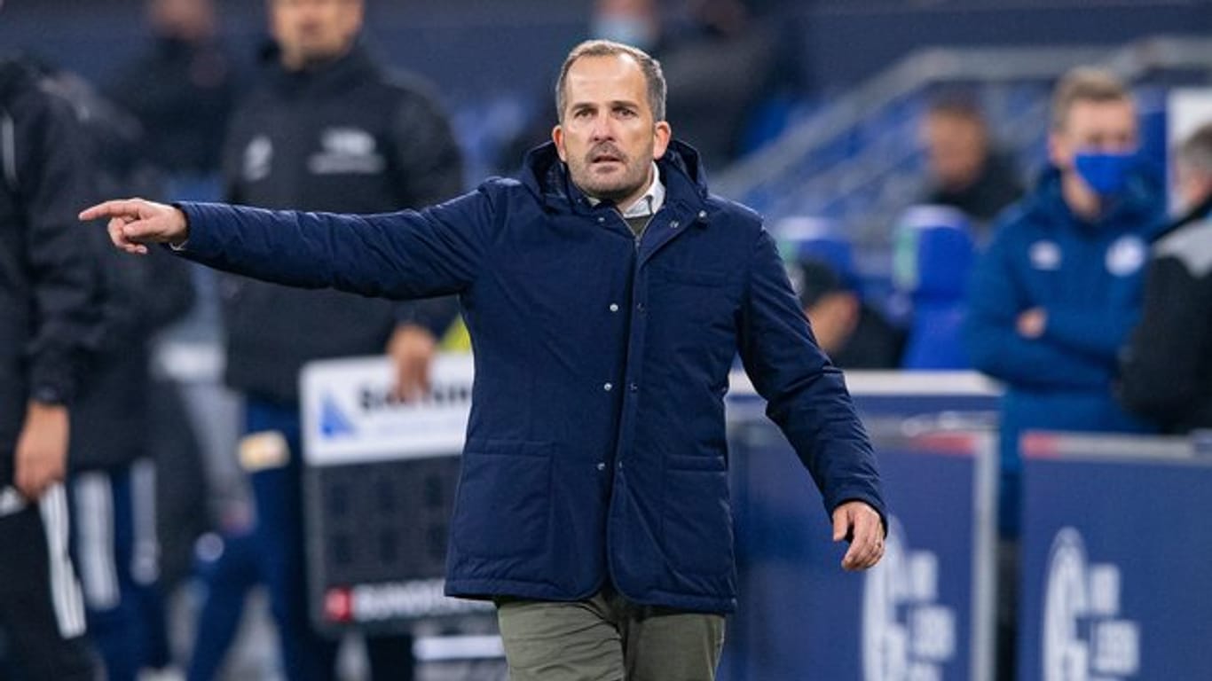 Schalkes Trainer Manuel Baum gibt während eines Spieles Anweisungen an seine Spieler.