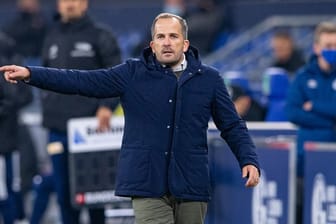 Schalkes Trainer Manuel Baum gibt während eines Spieles Anweisungen an seine Spieler.