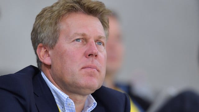 Gernot Tripcke, Geschäftsführer der Deutschen Eishockey Liga, sitzt in der Eishalle. Gernot Tripcke, Geschäftsführer der Deutschen Eishockey Liga, sitzt in der Eishalle.