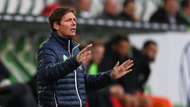 Wolfsburgs Trainer Oliver Glasner gestikuliert am Spielfeldrand.
