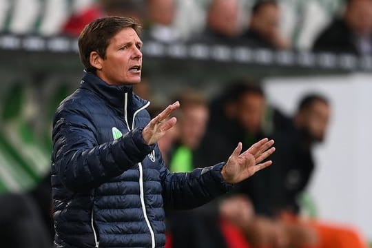 Wolfsburgs Trainer Oliver Glasner gestikuliert am Spielfeldrand.