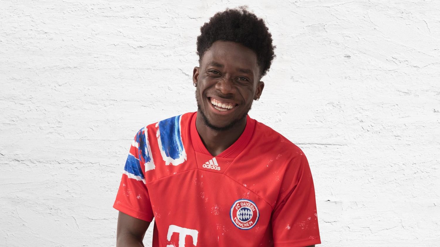 Alphonso Davies: Der Außenverteidiger posiert mit dem neuen Sondertrikot des FC Bayern.