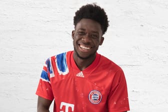 Alphonso Davies: Der Außenverteidiger posiert mit dem neuen Sondertrikot des FC Bayern.