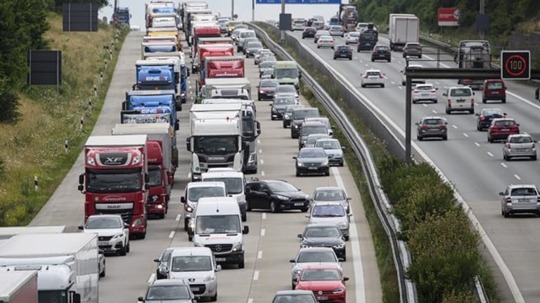 Lkw und Autos stauen sich auf der Autobahn (Archivbild): In den Ferien steigt das Verkehrsaufkommen.
